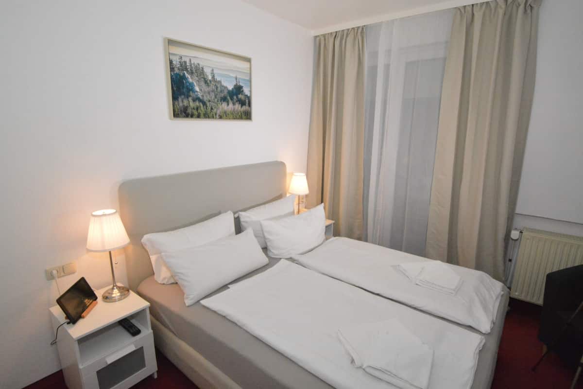 Ropa de cama de alta calidad, cortinas opacas, sistema de insonorización