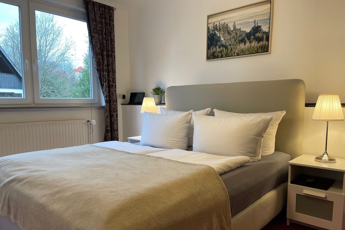 Deluxe suite | Luxe beddengoed, verduisterende gordijnen, geluiddichte muren