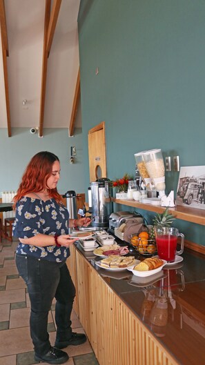 Un buffet de petit-déjeuner proposant une variété d’aliments et une machine à café.