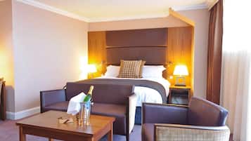 Junior Studio Suite | In-room safe, desk, free WiFi, bed sheets