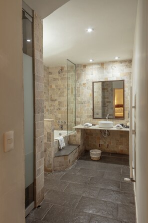 Habitación estándar | Baño | Artículos de higiene personal de diseño, secador de pelo y toallas
