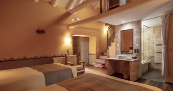 Down comforters, in-room safe, individually decorated, desk