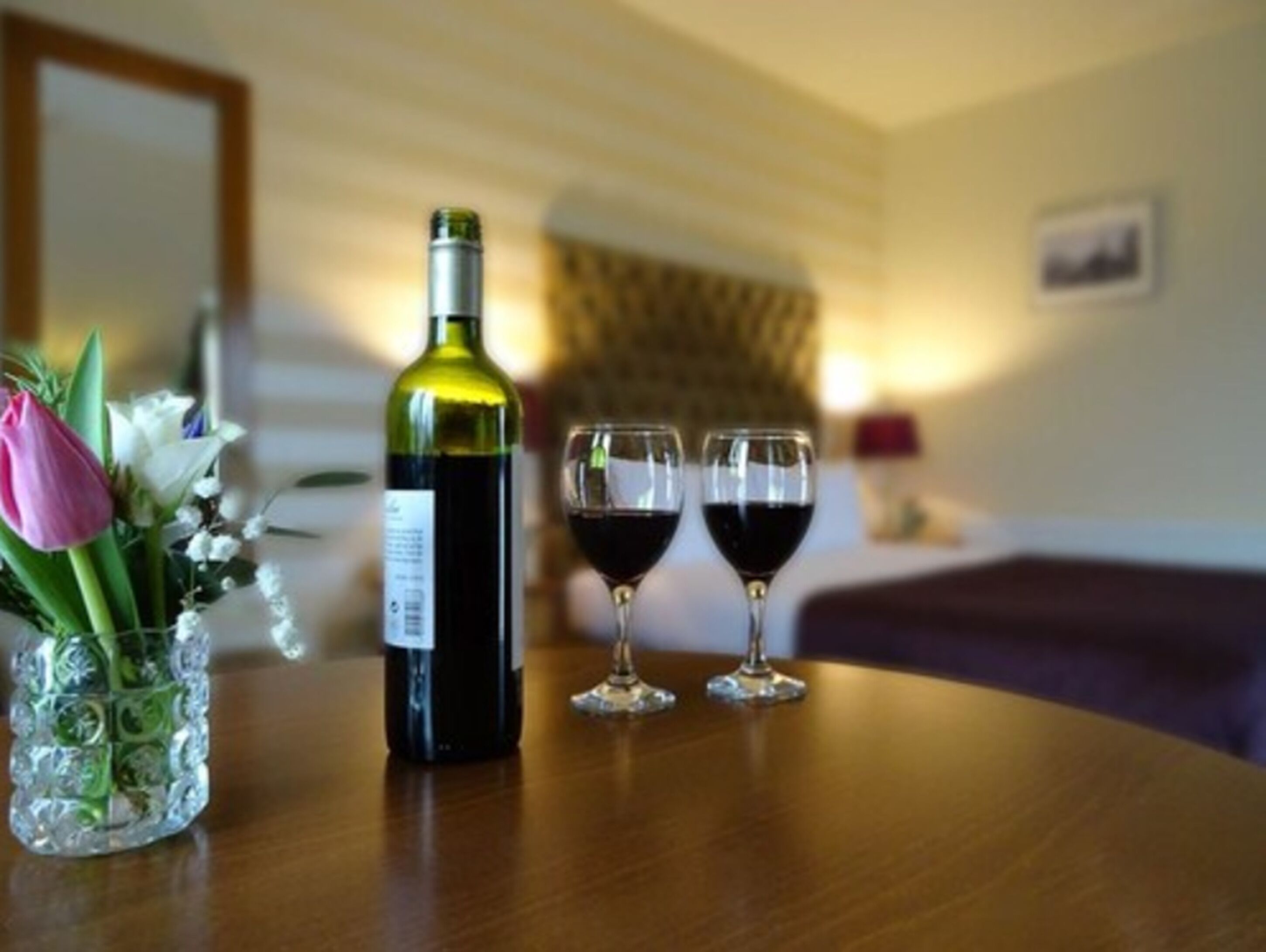 double room | 1 bedroom, in-room safe, individually decorated, desk