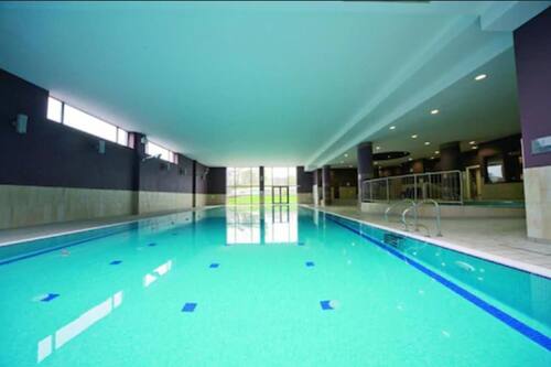 Piscine intérieure, accès possible de 6 h à 22 h, maître nageur