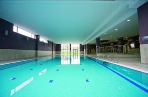 Una piscina cubierta (de 06:00 a 22:00), socorrista en las instalaciones