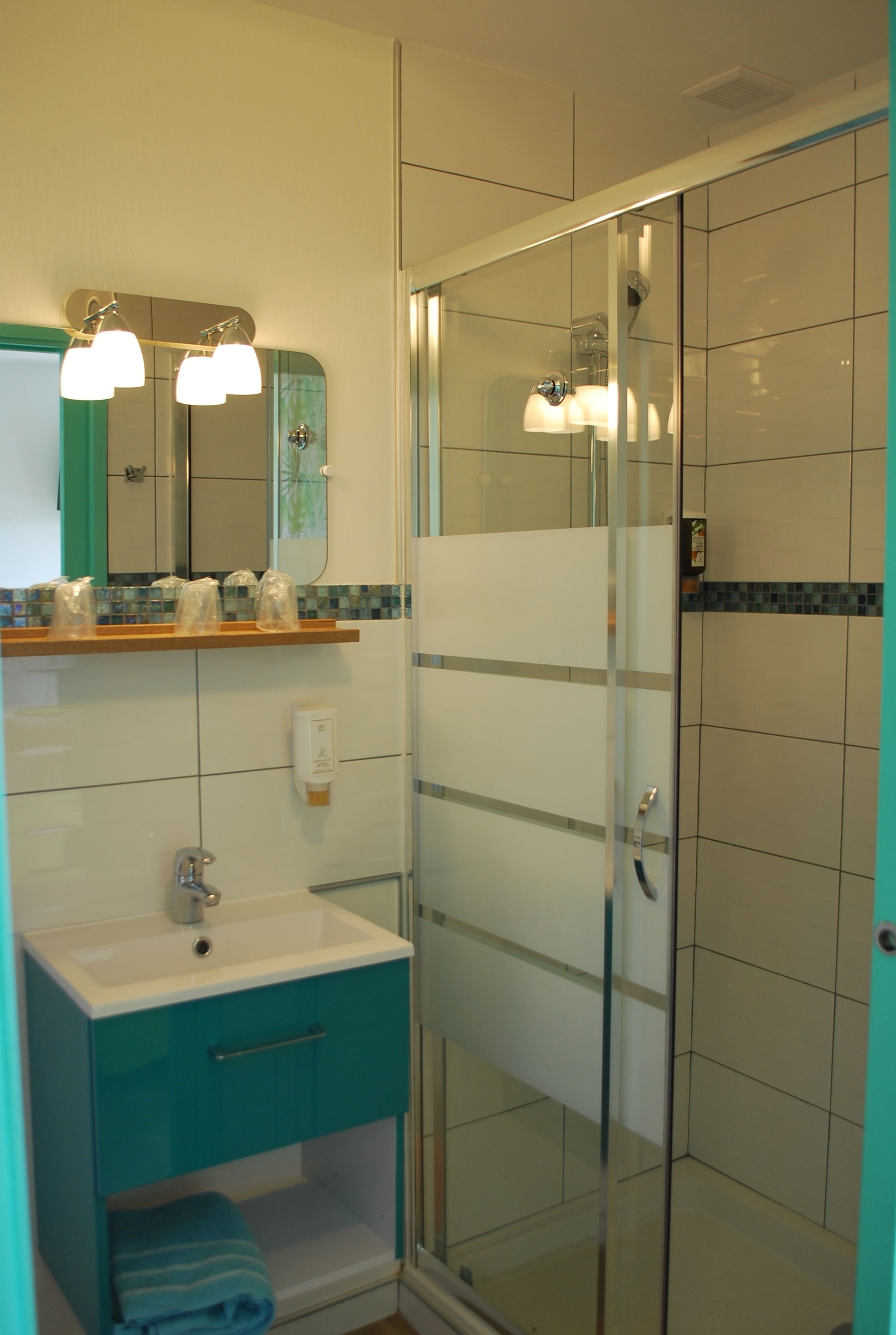 triple room | bathroom amenities | shower, free toiletries, hair dryer, towels