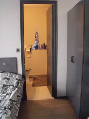 Individually decorated, desk, blackout drapes, iron/ironing board - Le Clos Robinson (Martin-Eglise)