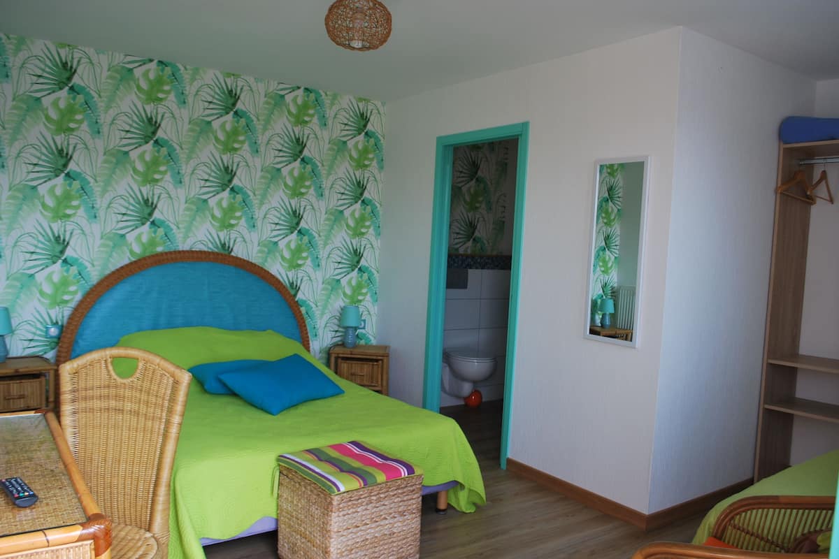 Dreibettzimmer | Individuell dekoriert, Schreibtisch, Verdunkelungsvorhänge