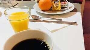 Daily buffet breakfast for a fee - Hôtel Moderne (Tours)