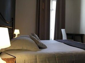 Double Room | Individually decorated, individually furnished, desk, iron/ironing board - Hôtel Moderne (Tours)