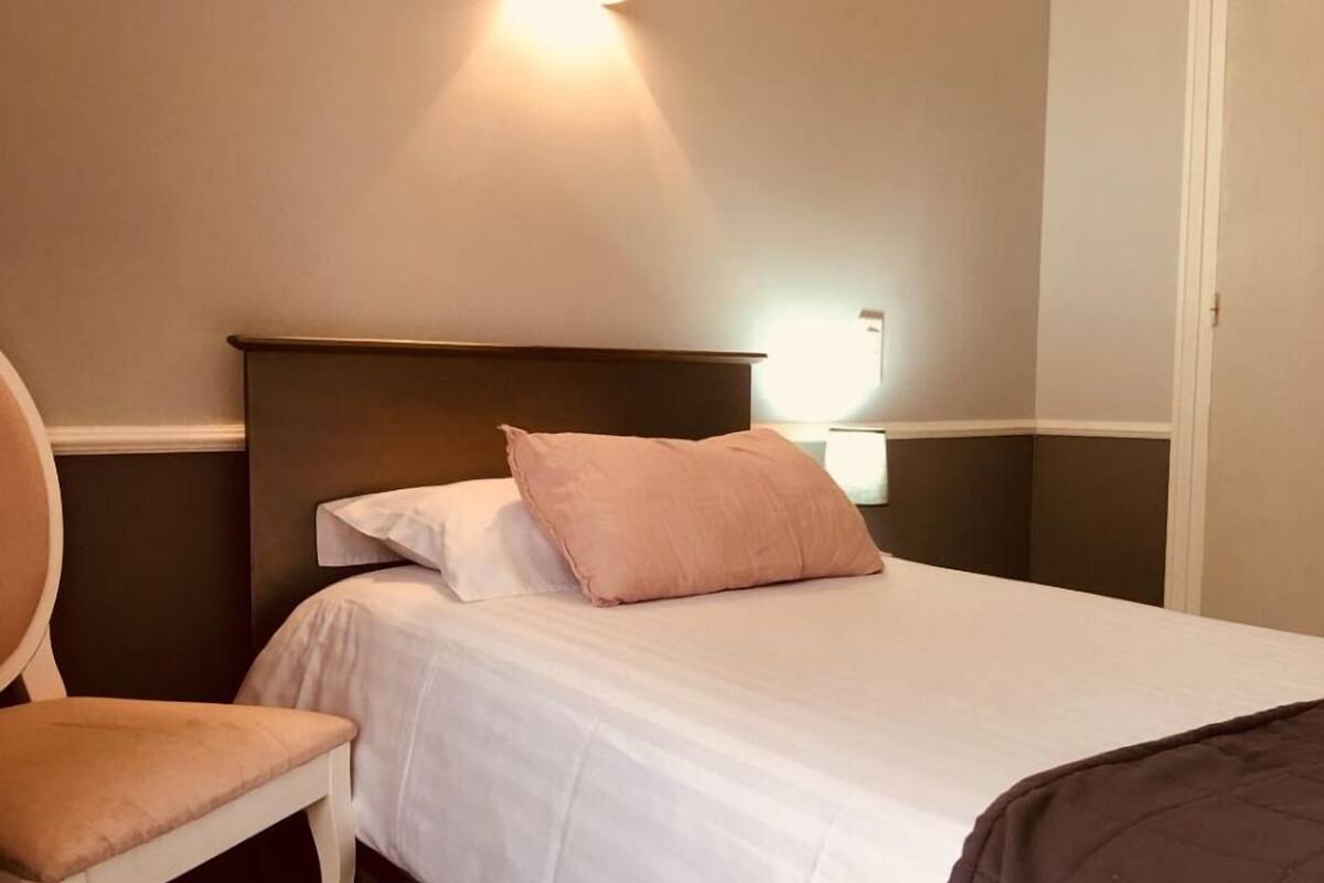 Single Room, Non Smoking | 1 bedroom, individually decorated, individually furnished, desk