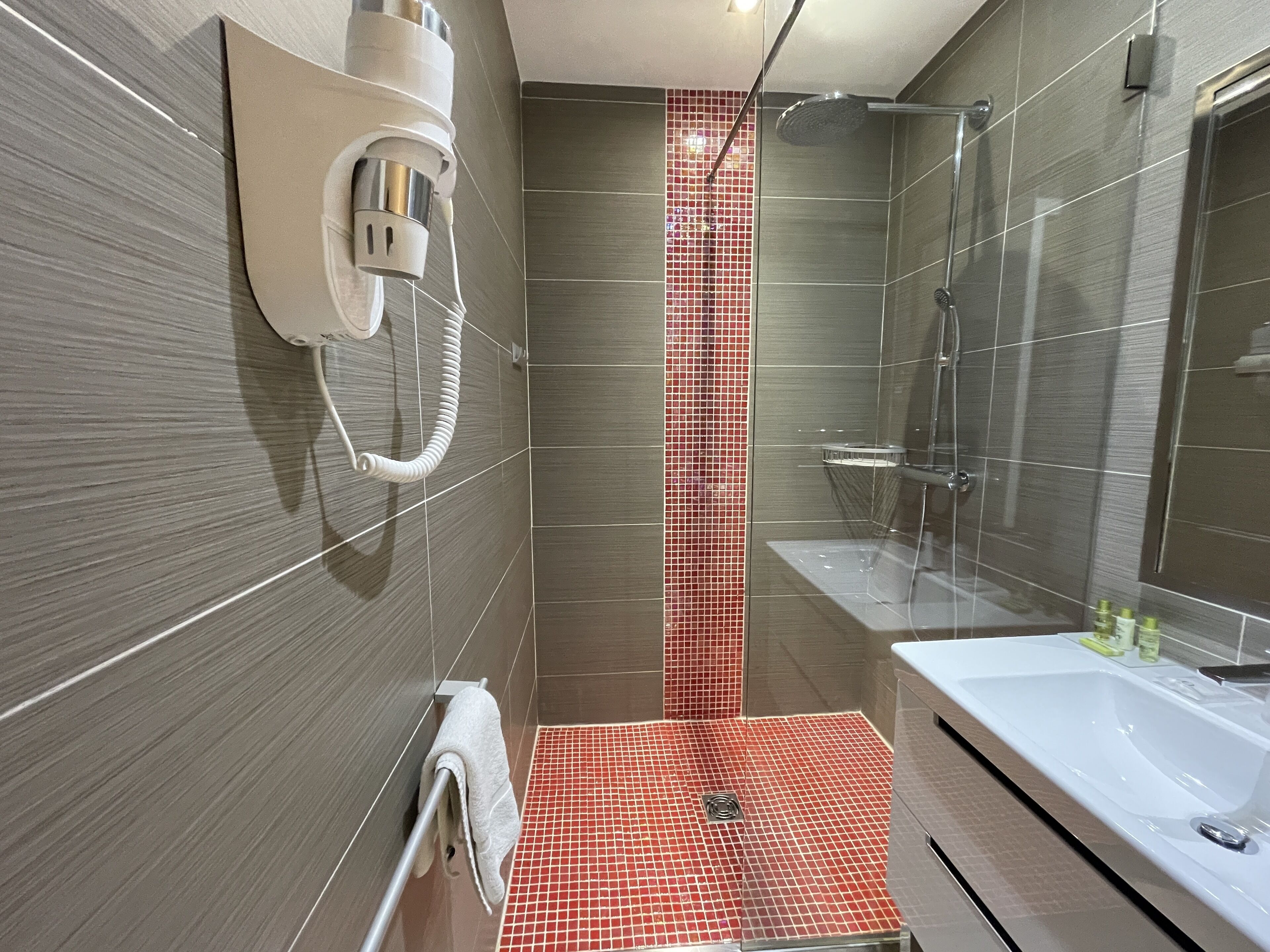 chambre double supérieure vue mer latérale 3ème étage | bathroom | free toiletries, hair dryer, towels, soap