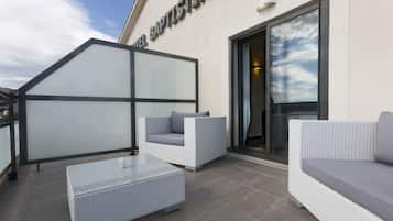 Chambre Luxe terrasse vue mer | Minibar, in-room safe, blackout drapes, soundproofing