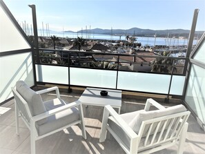 Chambre Double Privilège avec terrasse vue mer | Minibar, una cassaforte in camera, tende oscuranti, insonorizzazione