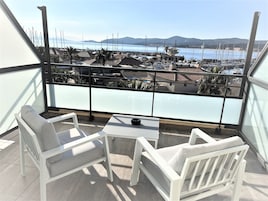 Chambre Double Privilège avec terrasse vue mer | Minibar, värdeförvaringsskåp på rummet och mörkläggningsgardiner