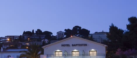 Fachada da propriedade