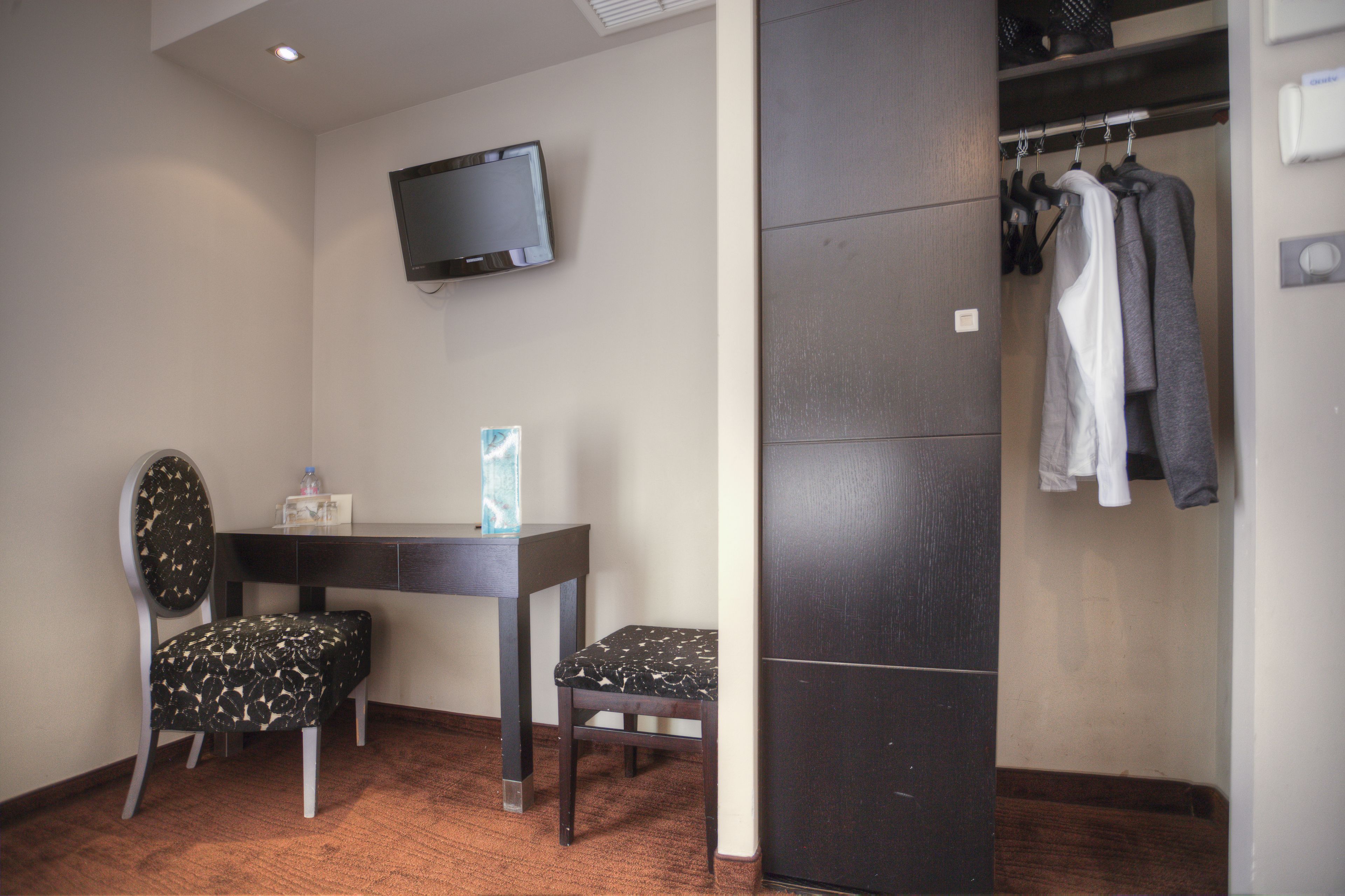 standard double room | minibar, in-room safe, blackout curtains, soundproofing