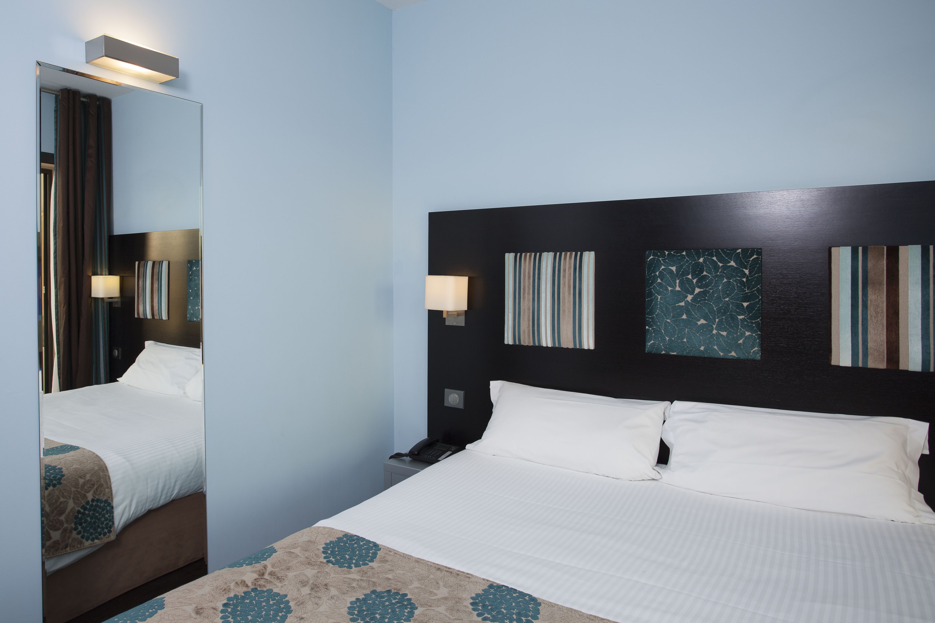 standard double room | minibar, in-room safe, blackout curtains, soundproofing