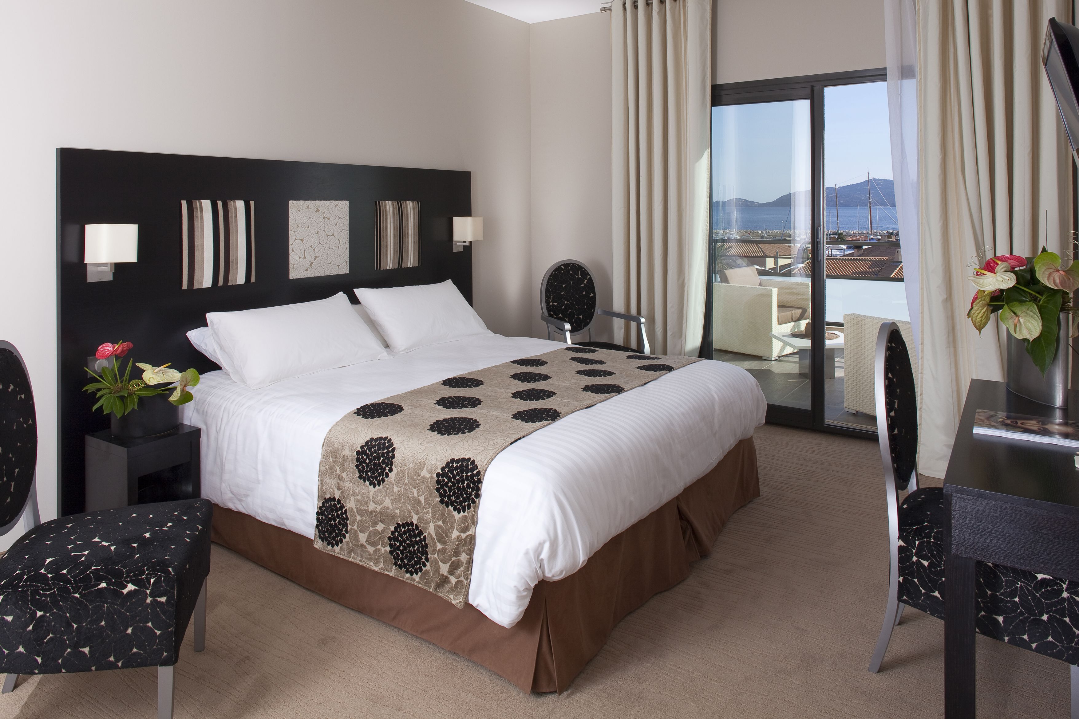chambre luxe terrasse vue mer | minibar, in-room safe, blackout curtains, soundproofing