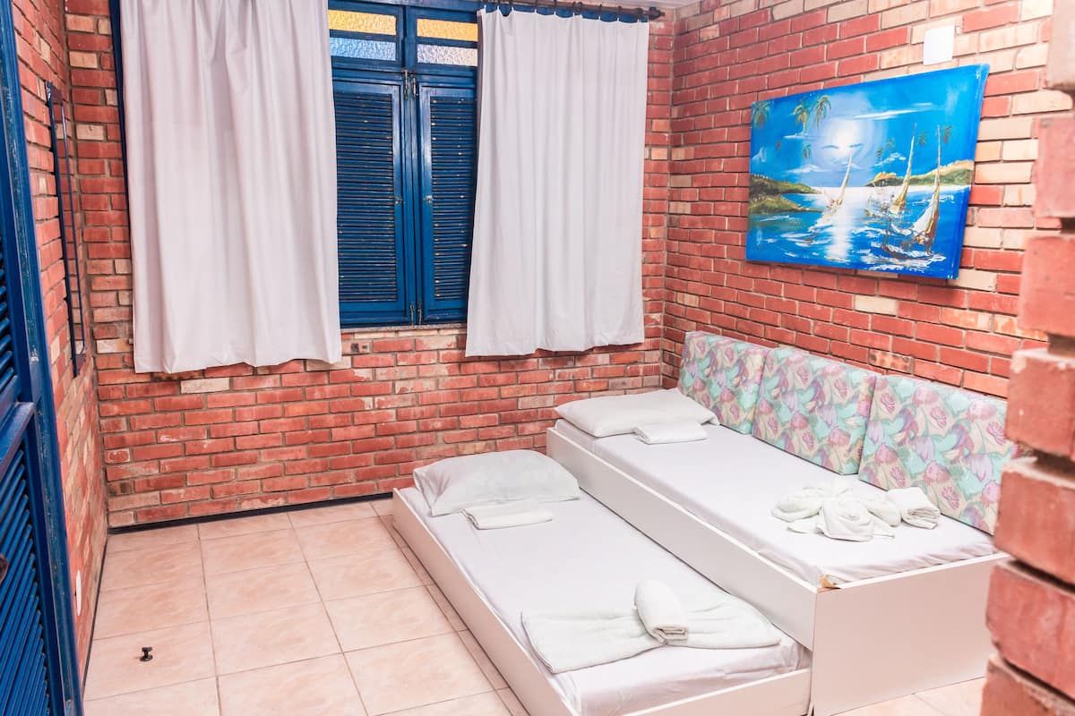 Een minibar, een bureau, gratis babybedden, gratis wifi