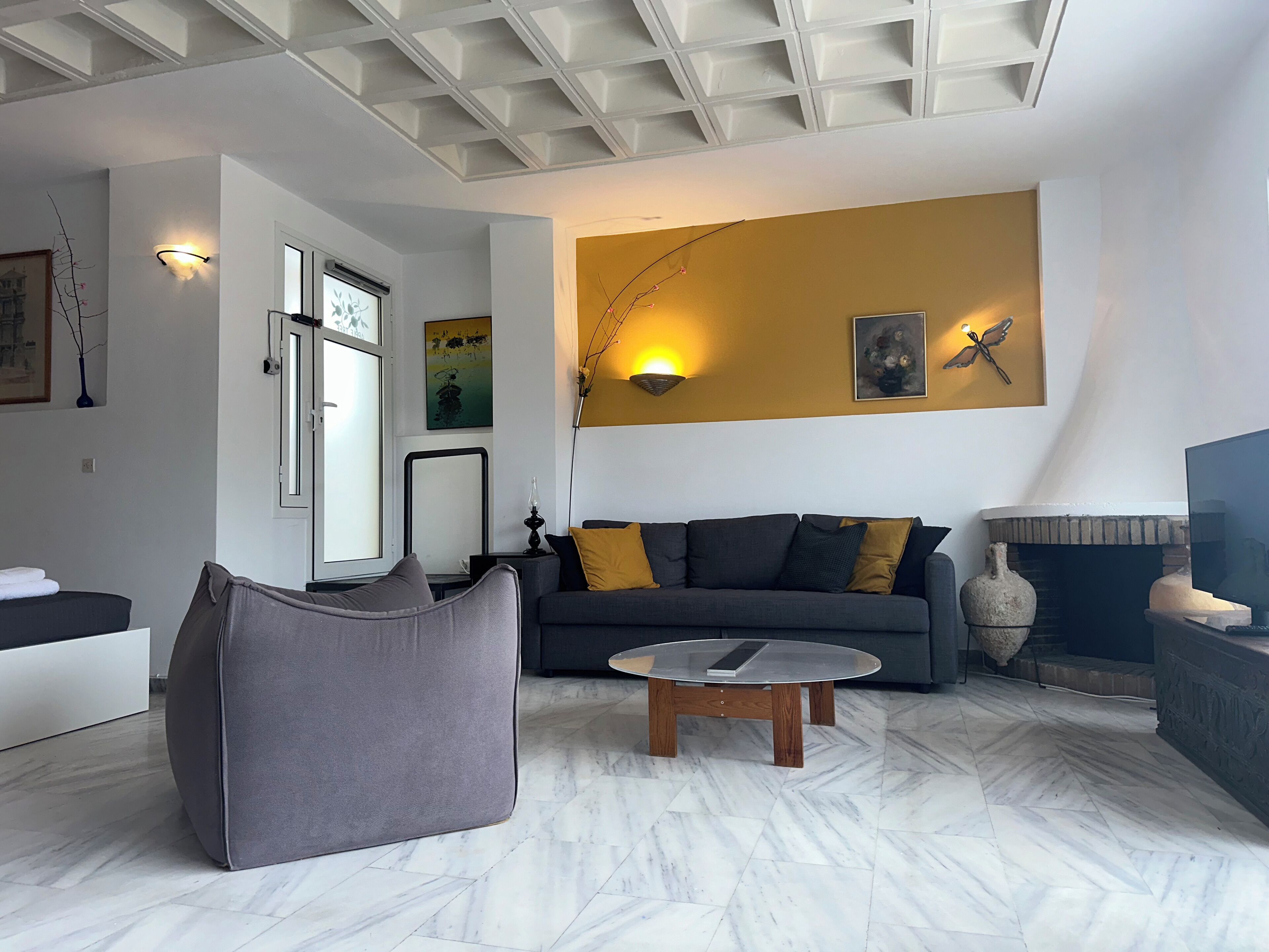 Apartment, Balcony, Mountain View (No.8) | 起居区 | 55-英寸智能电视（配备数码频道）、Netflix、流媒体服务