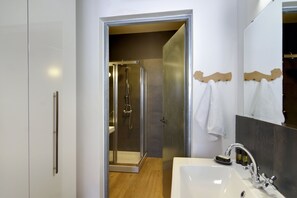 Studio, pemandangan kebun, lantai dasar (No.7) | Kamar mandi | Shower, perlengkapan mandi gratis, pengering rambut, dan handuk