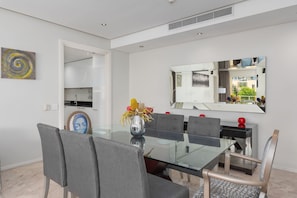 Apartamento exclusivo, 2 quartos (Ellesmere) | Opç ões para refeição no quarto