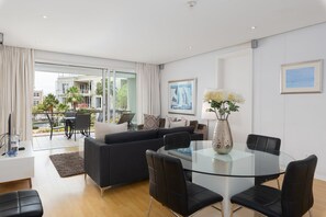 Apartamento, 2 quartos (Carradale) | Opções para refeição no quarto