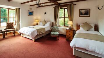 Triple Room | Desk, iron/ironing board, free WiFi, bed sheets