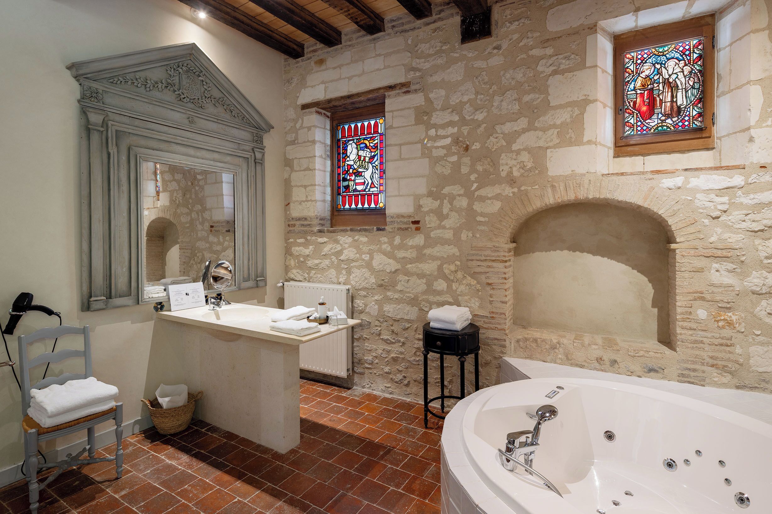 suite signature | bathroom | bathtub, deep-soaking bathtub, free toiletries, hair dryer