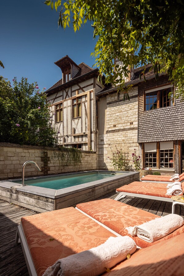 Seasonal outdoor pool, pool loungers