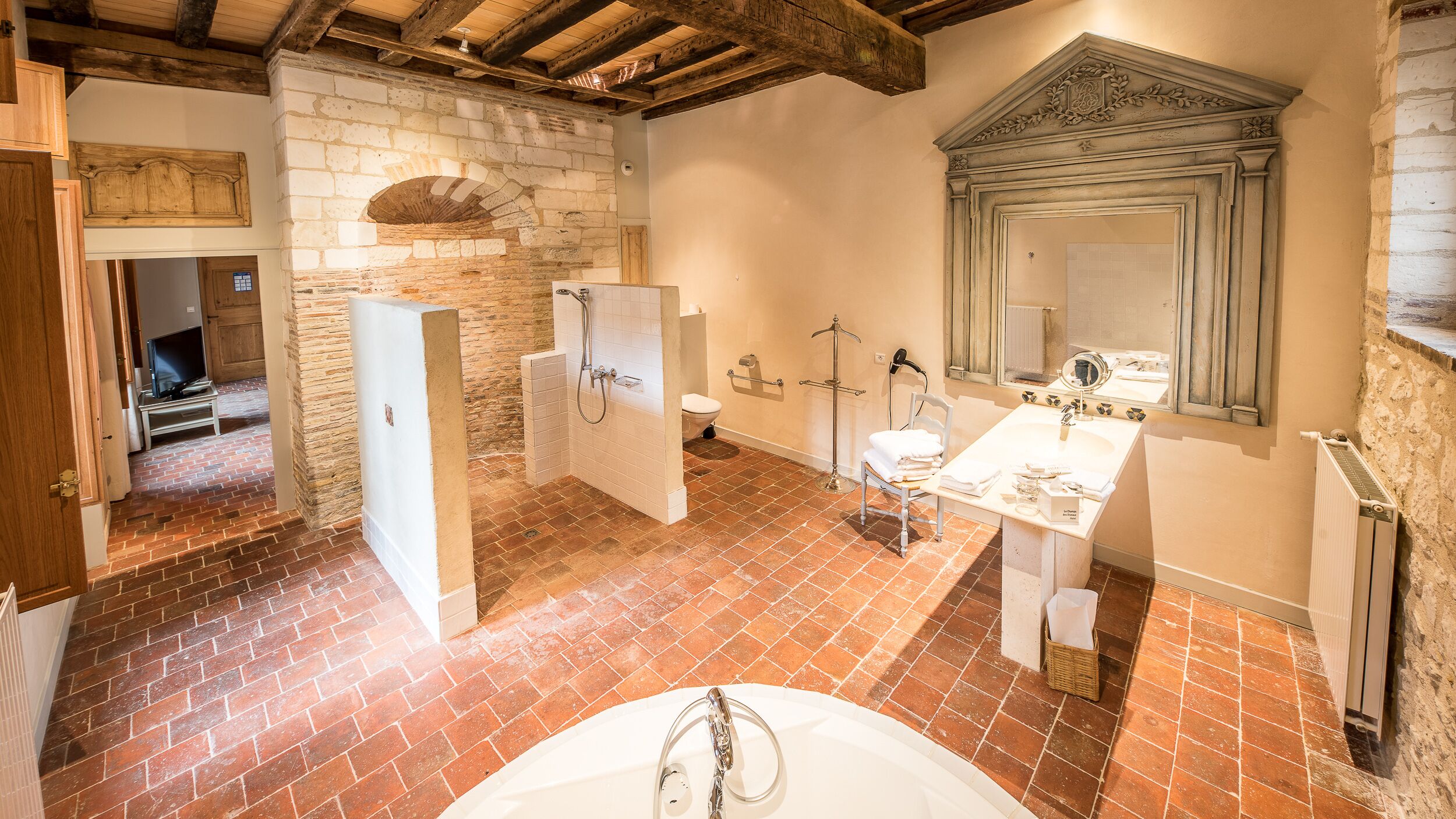 suite signature | bathroom | bathtub, deep-soaking bathtub, free toiletries, hair dryer