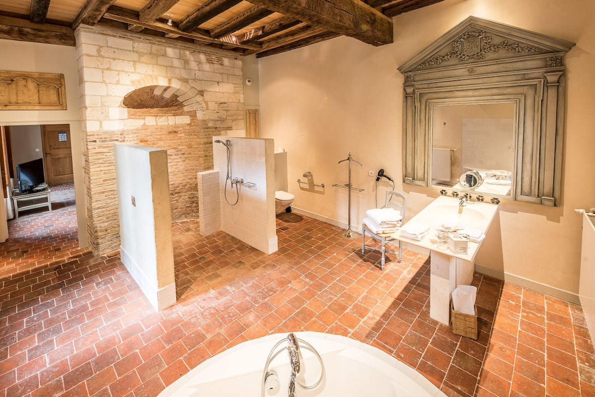 suite signature | bathroom | bathtub, deep-soaking bathtub, free toiletries, hair dryer