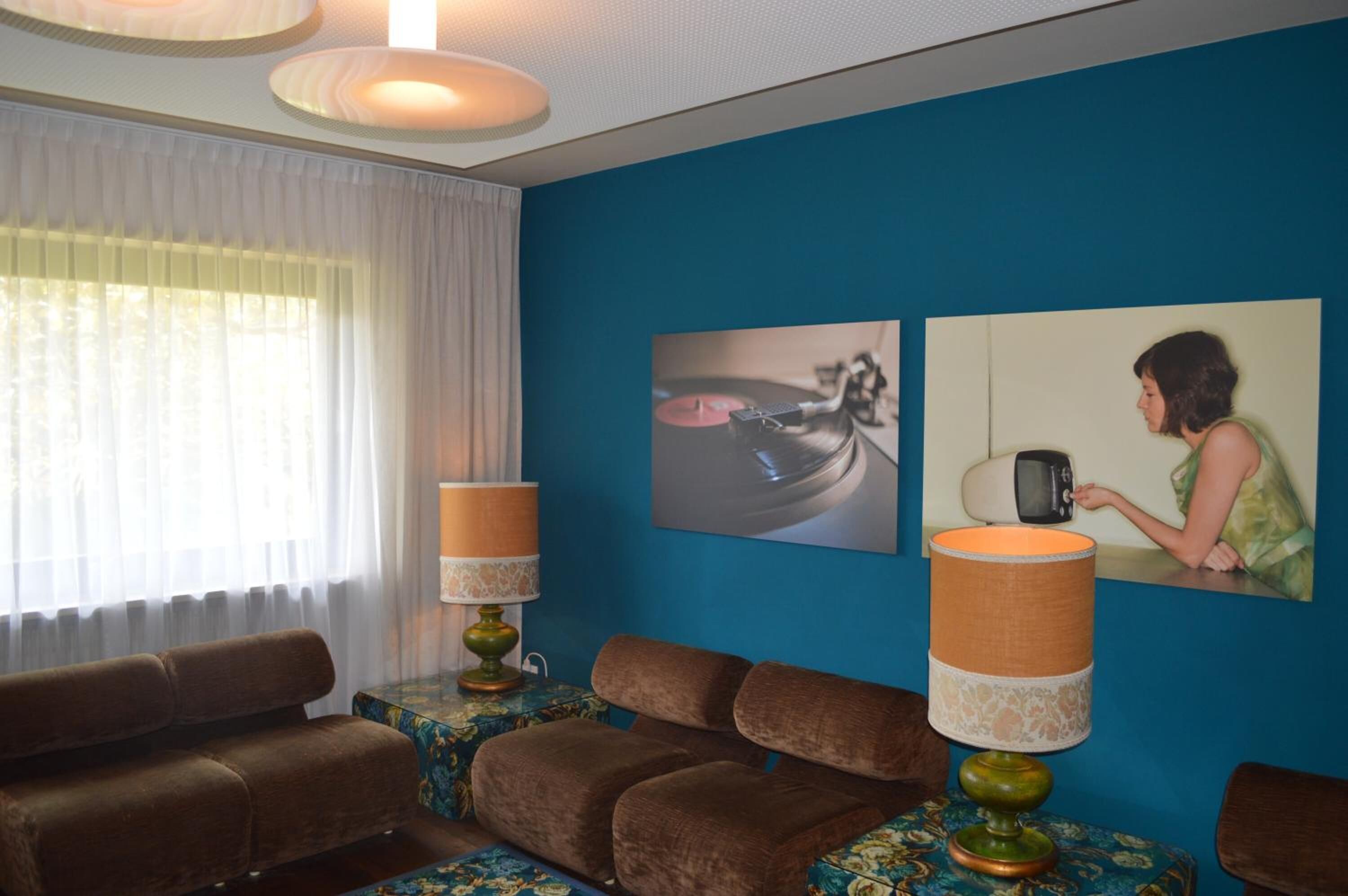 43-inch flat-screen tv with digital channels, tv