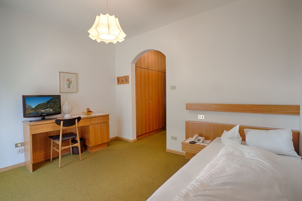 Eenpersoonskamer | Luxe beddengoed, pillowtop-bedden, een bureau, geluiddichte muren