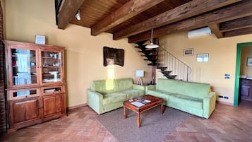 Apartamento superior | Zona de estar | Una televisión de pantalla plana, películas de estreno