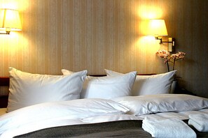 Premium bedding, pillowtop beds, minibar, in-room safe - Hotel Doberaner Hof (Bad Doberan)