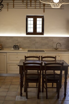 Estudio familiar, cocina, vista al jardín | Cocina privada | Tetera eléctrica 