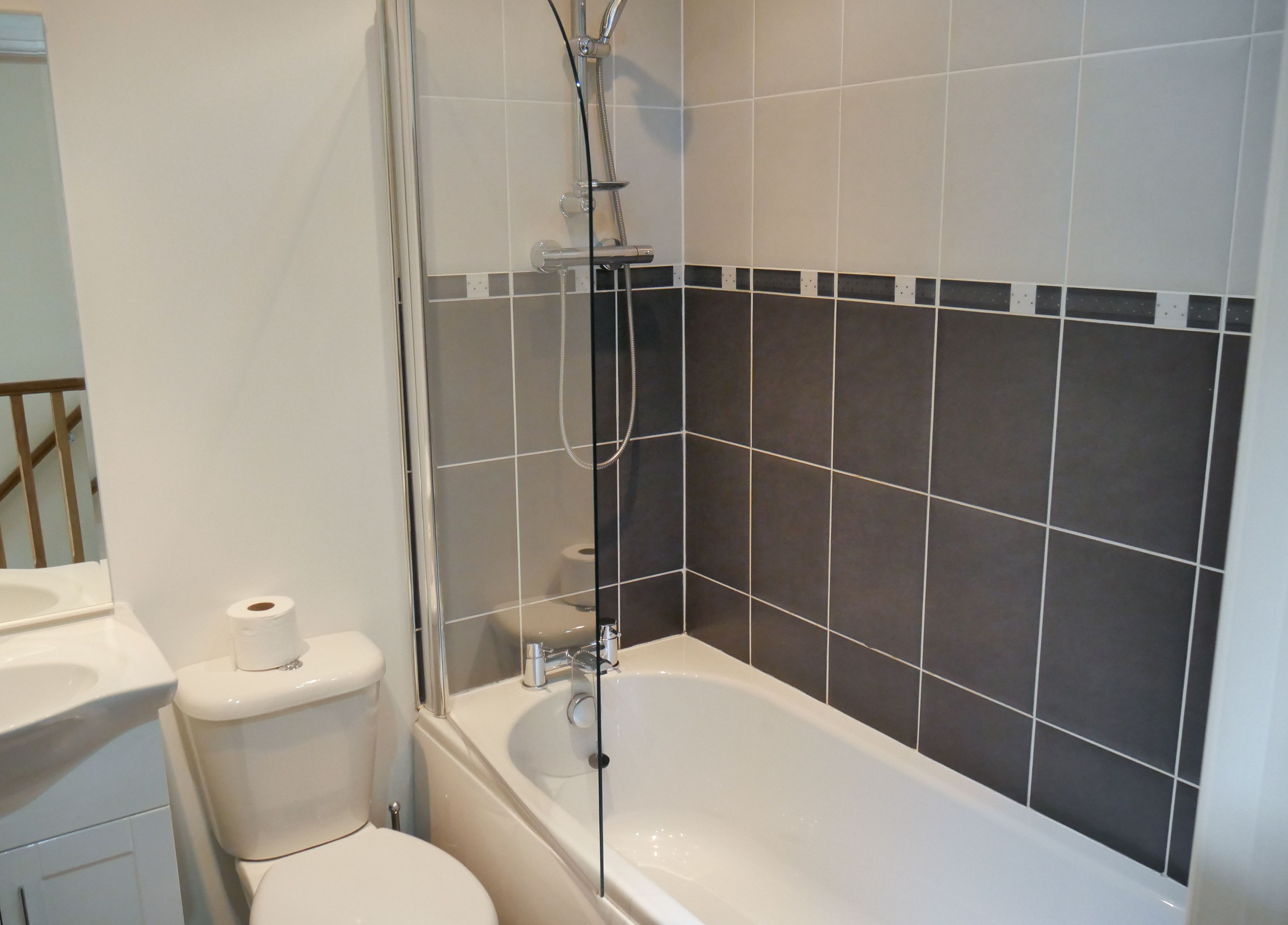 Un baño con inodoro, lavabo y bañera.