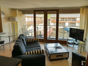 Living area | 32-inch LCD TV with digital channels
