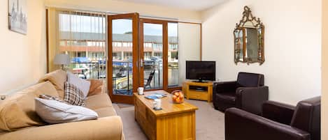 Familienapartment, 2 Schlafzimmer, Blick auf den Jachthafen | 2 Schlafzimmer, Bügeleisen/Bügelbrett, kostenloses WLAN, Bettwäsche