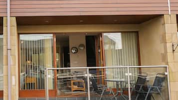 Breakfast, lunch, dinner served; local cuisine