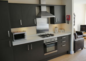 Private kitchenette | Full-size fridge, microwave, oven, stovetop