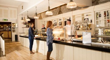 2 restaurantes, se sirve almuerzo 