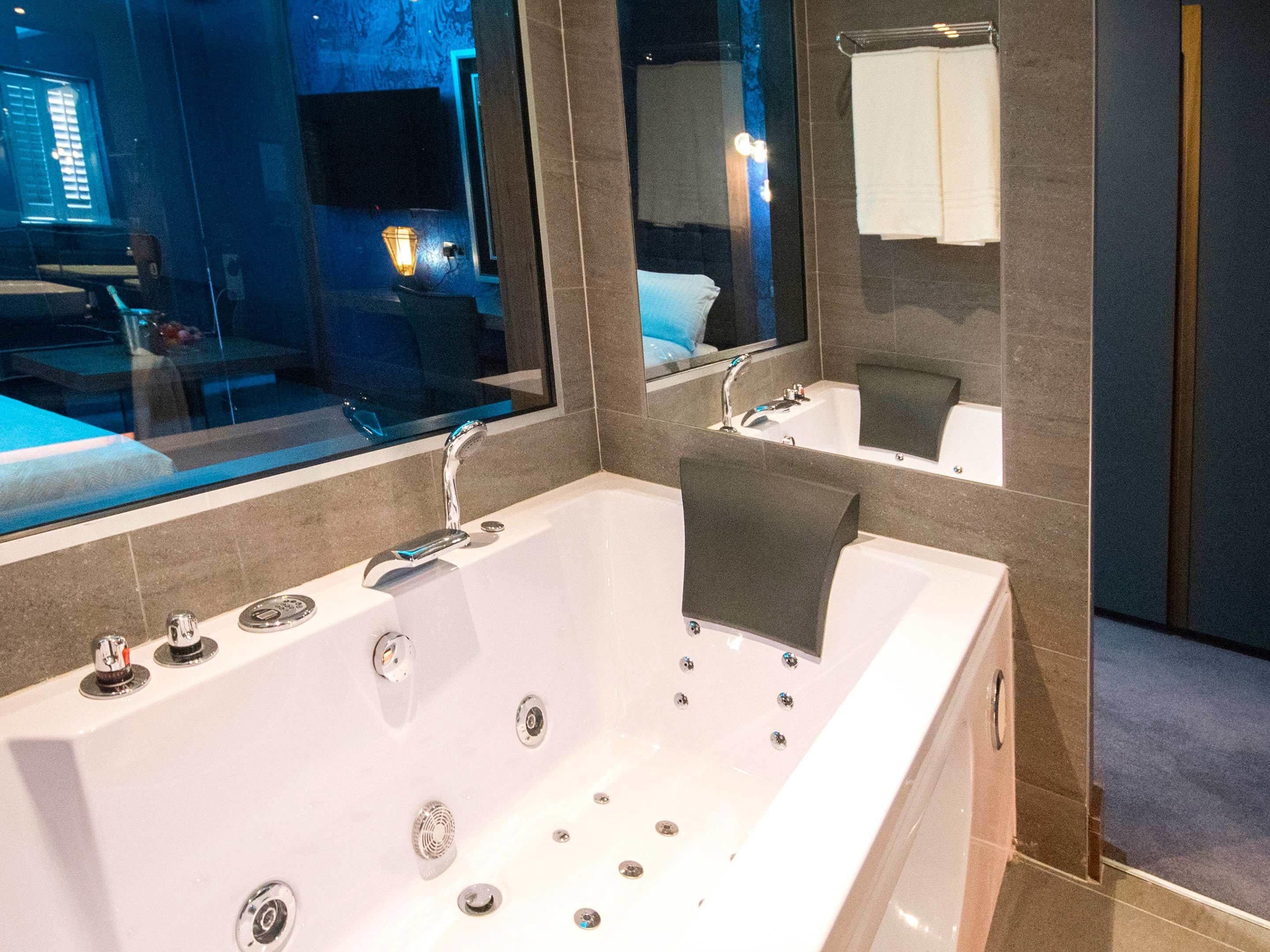 couples double room | bathroom | free toiletries, hair dryer, towels