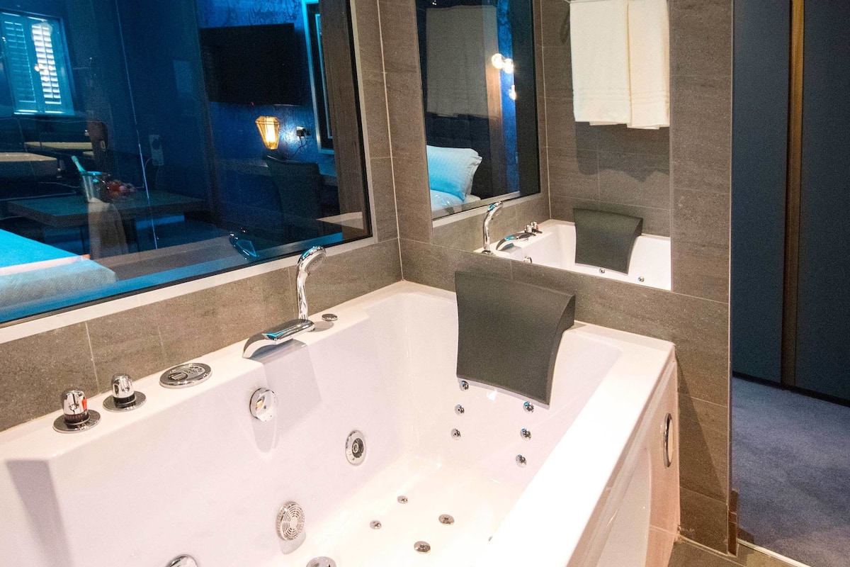 couples double room | bathroom | free toiletries, hair dryer, towels