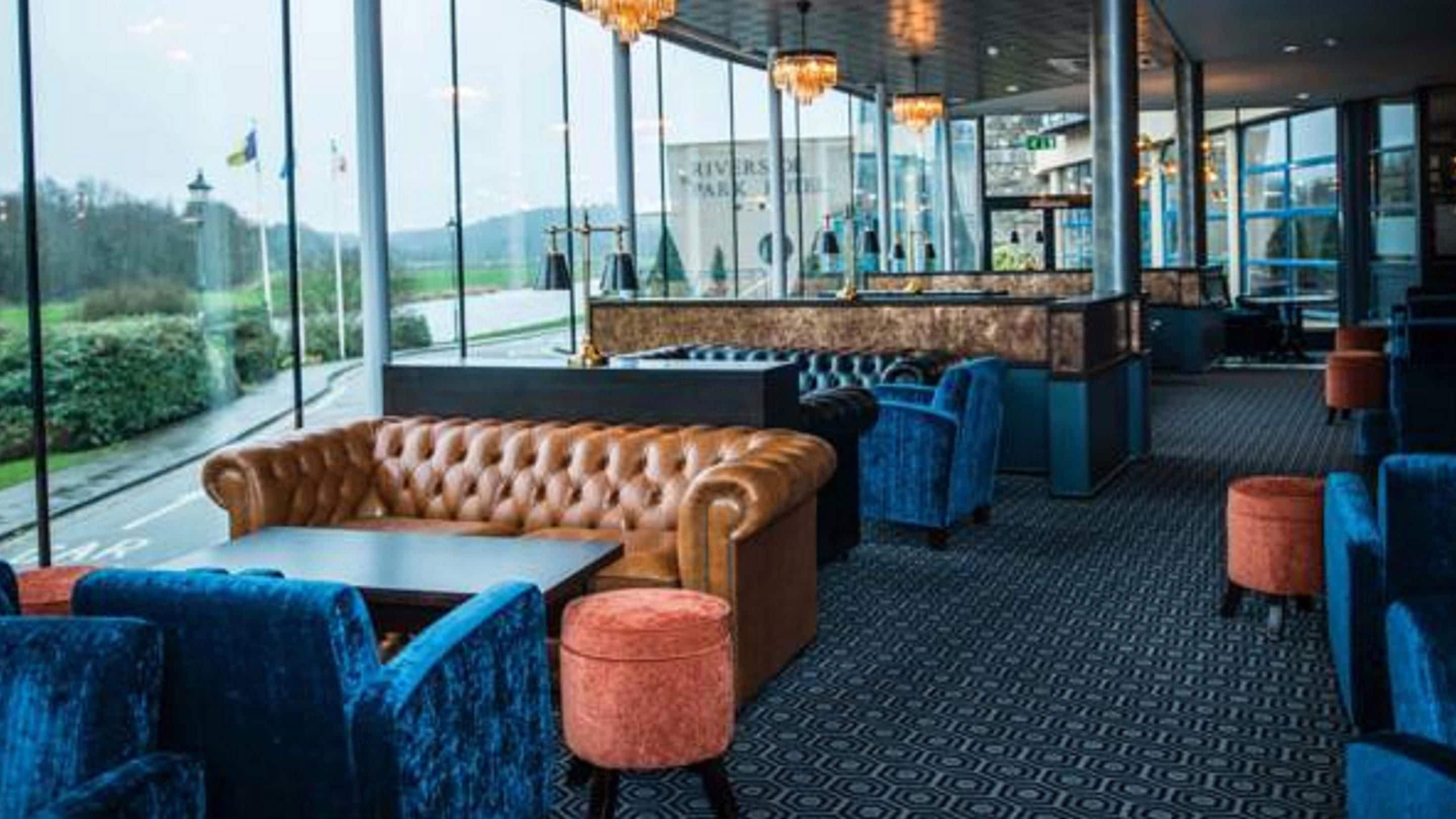 2 restaurants, lunch served