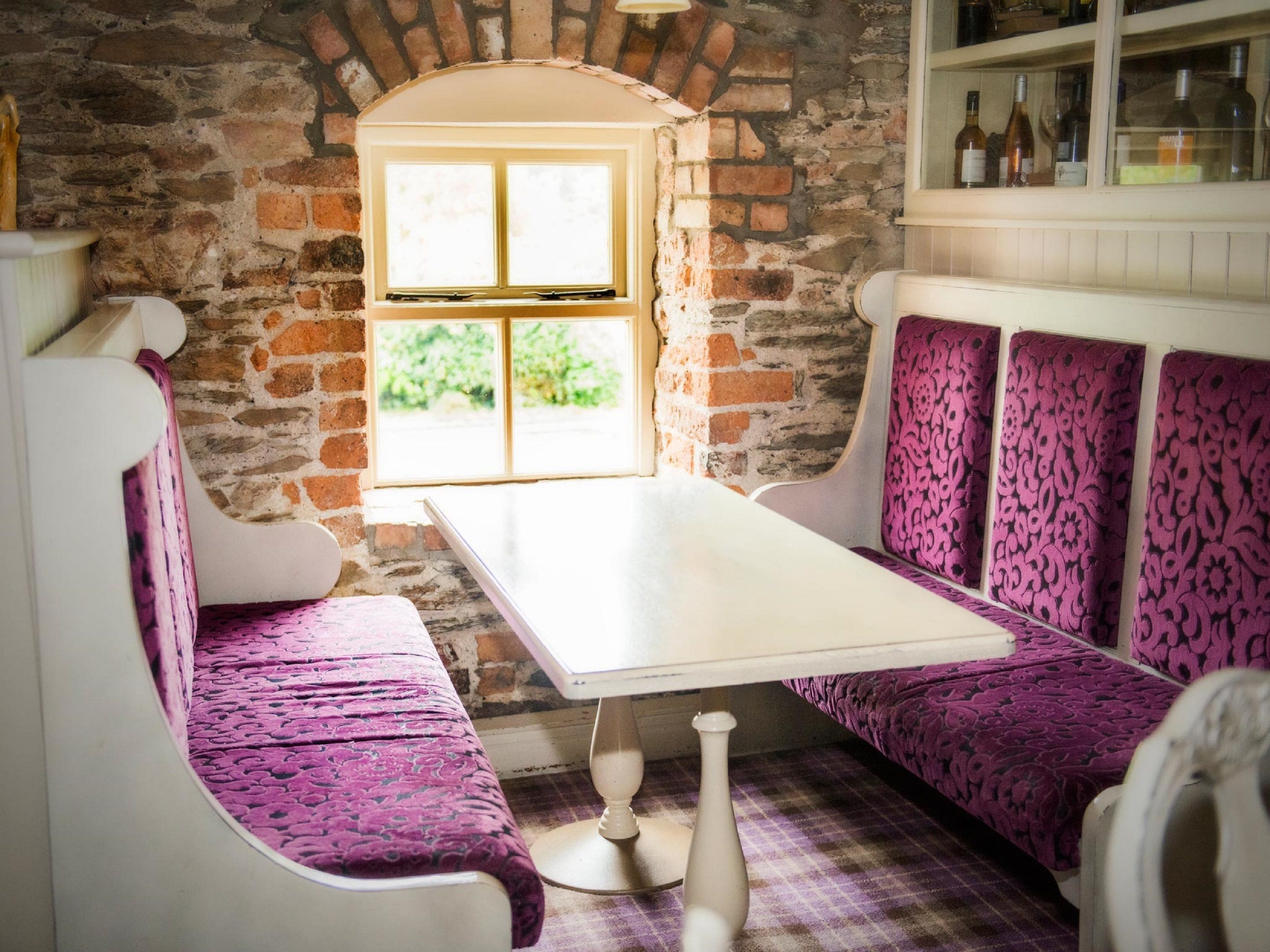 2 restaurants, lunch served