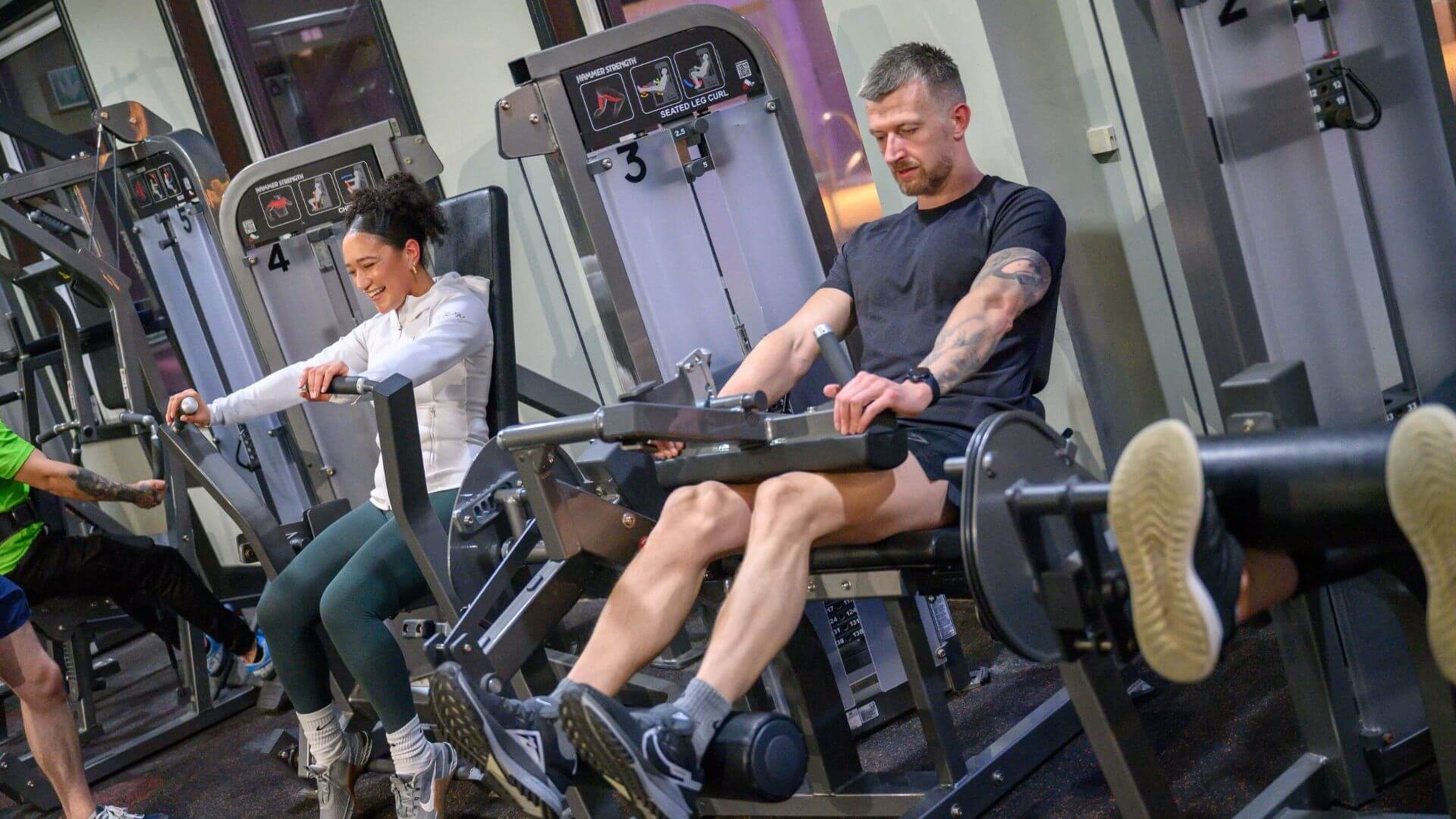 Un gimnasio con bicicletas estáticas y máquinas de pesas.