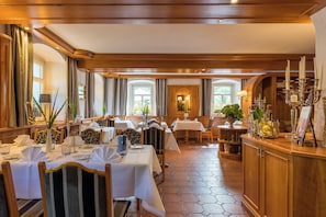Breakfast, lunch, dinner served; al fresco dining